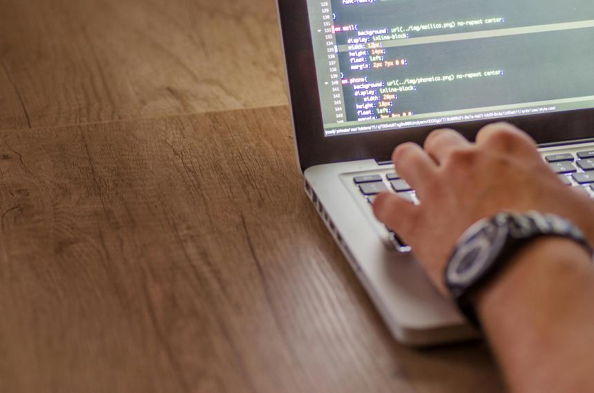 Foto de Lukas: https://www.pexels.com/es-es/foto/ordenador-portatil-que-muestra-la-aplicacion-c-574069/